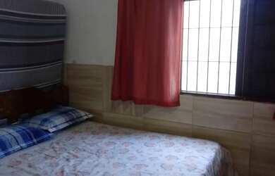 Imagem: A casa possui 2 Dormitórios, Acomodam 13 pessoas, 2 Vagas na