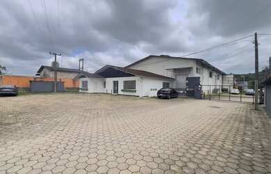 Imagem: O depósito possui 5 Vagas na garagem, 1.280m² de Área e