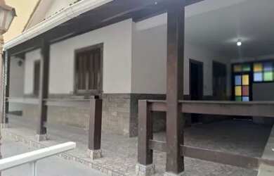 Imagem: A casa possui 2 Dormitórios, 3 Banheiros, 1 Vaga na garagem