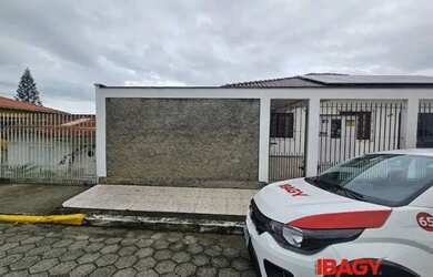 Imagem: A casa possui 1 Dormitório, 1 Banheiro, 1 Vaga na garagem