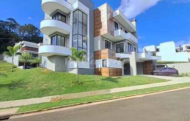 Imagem: A casa possui 4 Dormitórios, 1 Banheiro, 5 Vagas na garagem