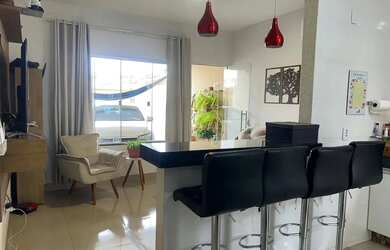 Imagem: A casa possui 2 Dormitórios, 2 Banheiros, 2 Vagas na garagem