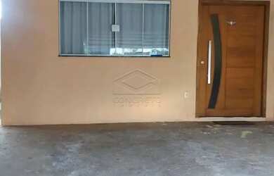 Imagem: A casa possui 2 Dormitórios, 1 Banheiro, 2 Vagas na garagem