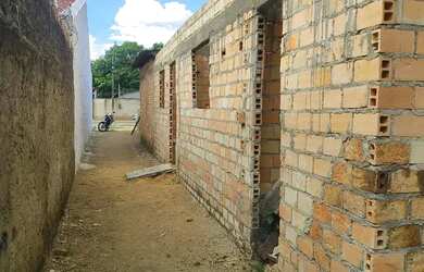 Imagem: A casa possui 2 Dormitórios, 1 Banheiro, 2 Vagas na garagem