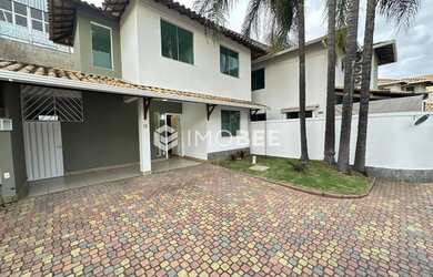 Imagem: A casa possui 3 Dormitórios, 3 Banheiros, 2 Vagas na garagem