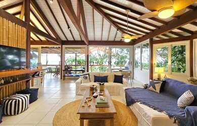 Imagem: A casa em condomínio possui 4 Dormitórios, 5 Banheiros, 2