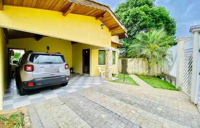 Imagem: A casa possui 3 Dormitórios, 2 Banheiros, 2 Vagas na garagem