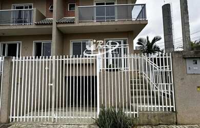 Imagem: A casa possui 2 Dormitórios, 2 Banheiros, 2 Vagas na garagem