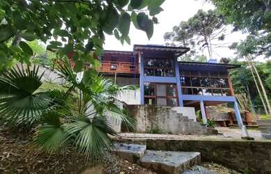 Imagem: A casa possui 3 Dormitórios, 5 Banheiros, 4 Vagas na garagem