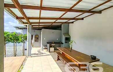 Imagem: A casa possui 2 Dormitórios, 1 Banheiro, 4 Vagas na garagem