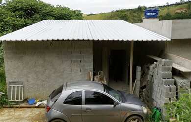 Imagem: A casa possui 2 Dormitórios, 1 Banheiro, 1 Vaga na garagem