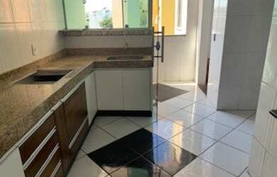 Imagem: O apartamento possui 3 Dormitórios, 1 Banheiro, 2 Vagas na