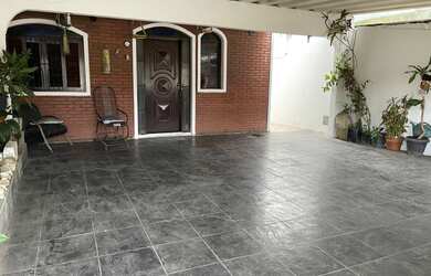 Imagem: A casa possui 5 Dormitórios, 3 Banheiros, 4 Vagas na garagem