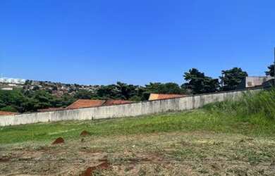 Imagem: O terreno à venda possui e está localizado em Colúmbia