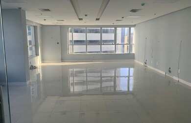 Imagem: O depósito possui 5 Vagas na garagem e 210m² de Área e está