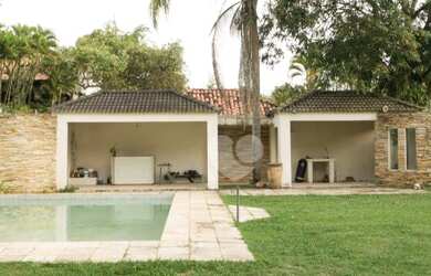 Imagem: A casa em condomínio possui 5 Dormitórios, 5 Banheiros, 2