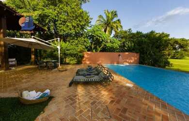 Imagem: A casa possui 4 Dormitórios, 4 Banheiros, 5 Vagas na garagem