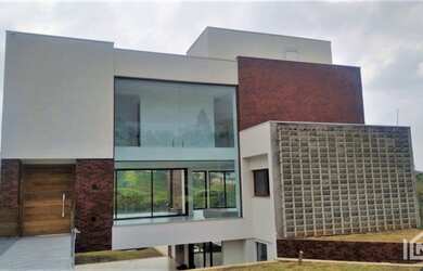 Imagem: A casa em condomínio possui 4 Dormitórios, 5 Banheiros, 5