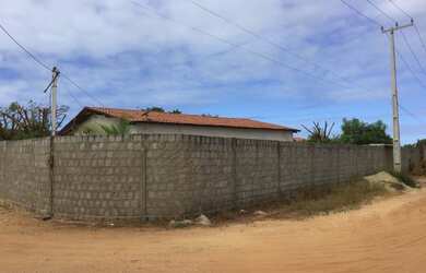 Imagem: A casa possui 3 Dormitórios, 1 Banheiro, 3 Vagas na garagem