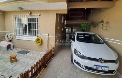 Imagem: A casa possui 2 Dormitórios, 1 Banheiro, 2 Vagas na garagem