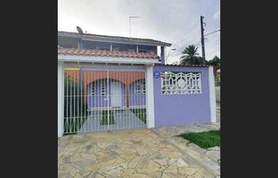 Imagem: A casa possui 2 Dormitórios, 2 Banheiros, 2 Vagas na garagem