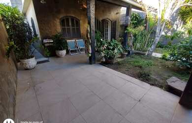 Imagem: A casa possui 3 Dormitórios, 2 Banheiros, 1 Vaga na garagem