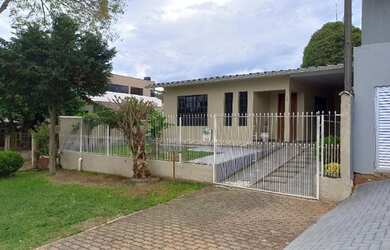 Imagem: A casa possui 3 Dormitórios, 2 Banheiros, 2 Vagas na garagem