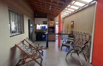 Imagem: A casa possui 3 Dormitórios, 3 Banheiros, 2 Vagas na garagem