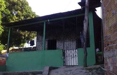 Imagem: A casa possui 2 Dormitórios, 1 Banheiro, 2 Vagas na garagem