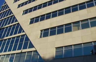 Imagem: O depósito para alugar possui 3 Vagas na garagem e 424m² de