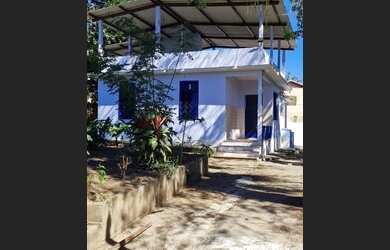 Imagem: A casa possui 3 Dormitórios, 3 Banheiros e 5 Vagas na garagem