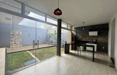 Imagem: A casa possui 4 Dormitórios, 3 Banheiros, 2 Vagas na garagem