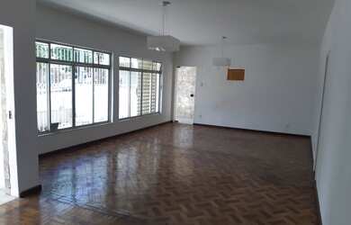 Imagem: A casa possui 4 Dormitórios, 5 Banheiros, 5 Vagas na garagem