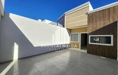 Imagem: A casa possui 3 Dormitórios, 2 Banheiros, 2 Vagas na garagem