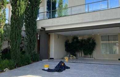 Imagem: A casa em condomínio possui 4 Dormitórios, 5 Banheiros, 270m²