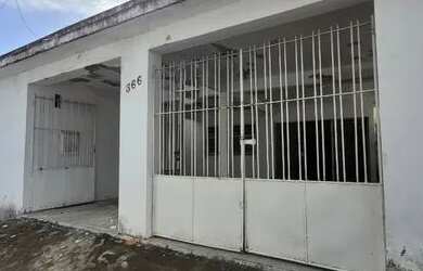 Imagem: A casa possui 4 Dormitórios, 3 Banheiros, 2 Vagas na garagem