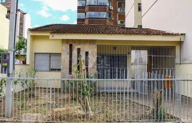 Imagem: A casa possui 4 Dormitórios, 3 Banheiros, 5 Vagas na garagem