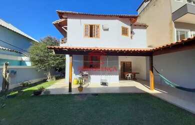 Imagem: A casa possui 4 Dormitórios, 3 Banheiros, 1 Vaga na garagem