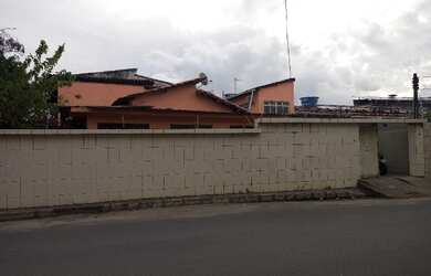 Imagem: A casa possui 5 Dormitórios, 3 Banheiros, 2 Vagas na garagem