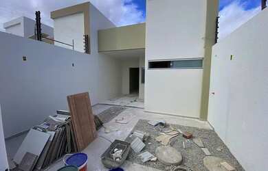 Imagem: A casa possui 3 Dormitórios, 2 Banheiros, 2 Vagas na garagem