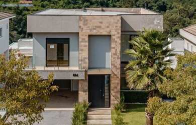 Imagem: A casa possui 3 Dormitórios, 5 Banheiros, 4 Vagas na garagem