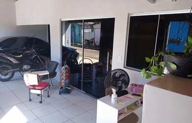 Imagem: A casa possui 3 Dormitórios, 2 Banheiros, 1 Vaga na garagem