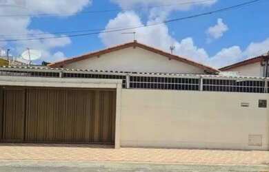 Imagem: A casa possui 3 Dormitórios, 2 Banheiros, 3 Vagas na garagem