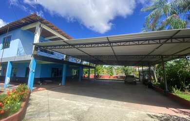 Imagem: A casa possui 4 Dormitórios, 5 Banheiros, 4 Vagas na garagem