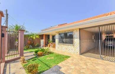 Imagem: A casa possui 3 Dormitórios, 2 Banheiros, 3 Vagas na garagem