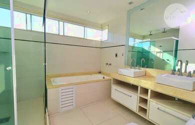 Imagem: A casa em condomínio possui 4 Dormitórios, 5 Banheiros, 4