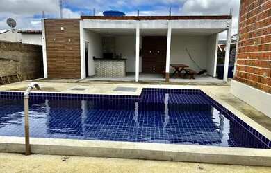 Imagem: A casa possui 3 Dormitórios, 2 Banheiros, 3 Vagas na garagem