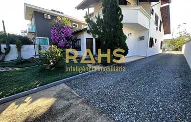 Imagem: Sobrado com 4 quartos sendo uma suíte com closet e 1 demi suite