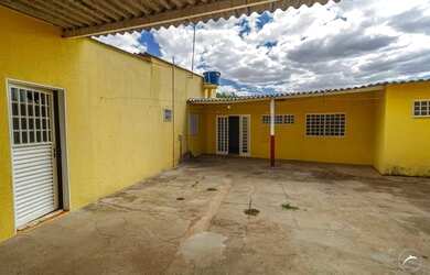 Imagem: A casa possui 4 Dormitórios, 2 Banheiros, 4 Vagas na garagem