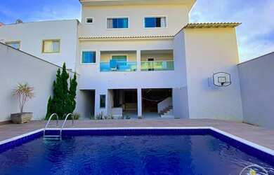 Imagem: A casa possui 3 Dormitórios, 3 Banheiros, 2 Vagas na garagem